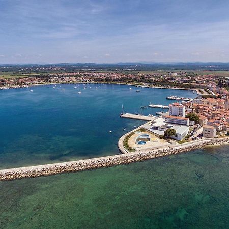 Lovely Apartment In Umag With Kitchen エクステリア 写真
