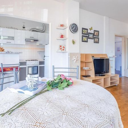 Lovely Apartment In Umag With Kitchen エクステリア 写真