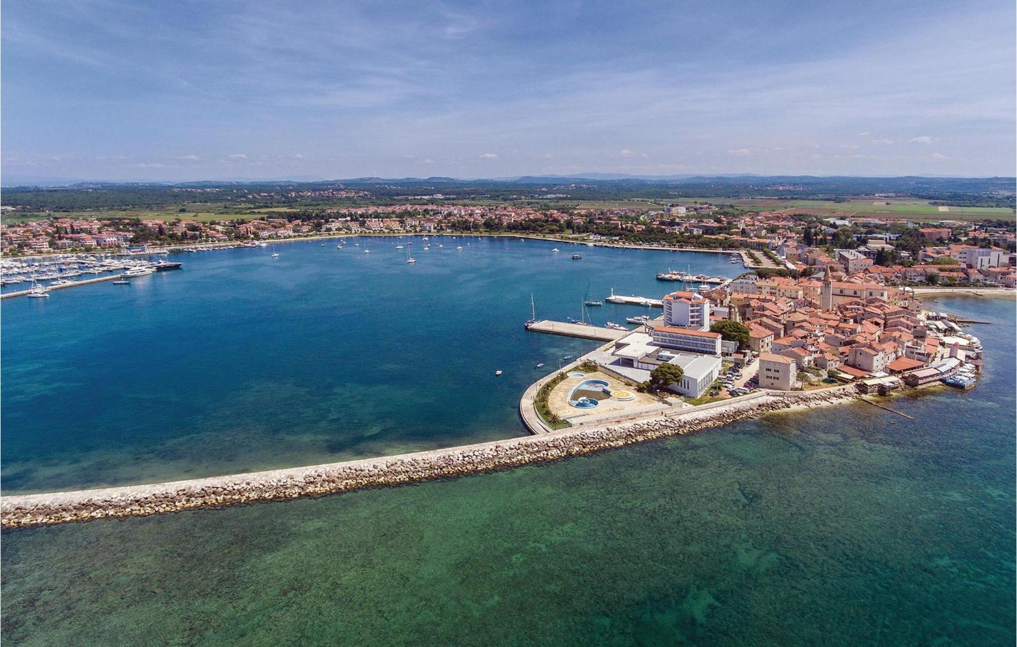 Lovely Apartment In Umag With Kitchen エクステリア 写真