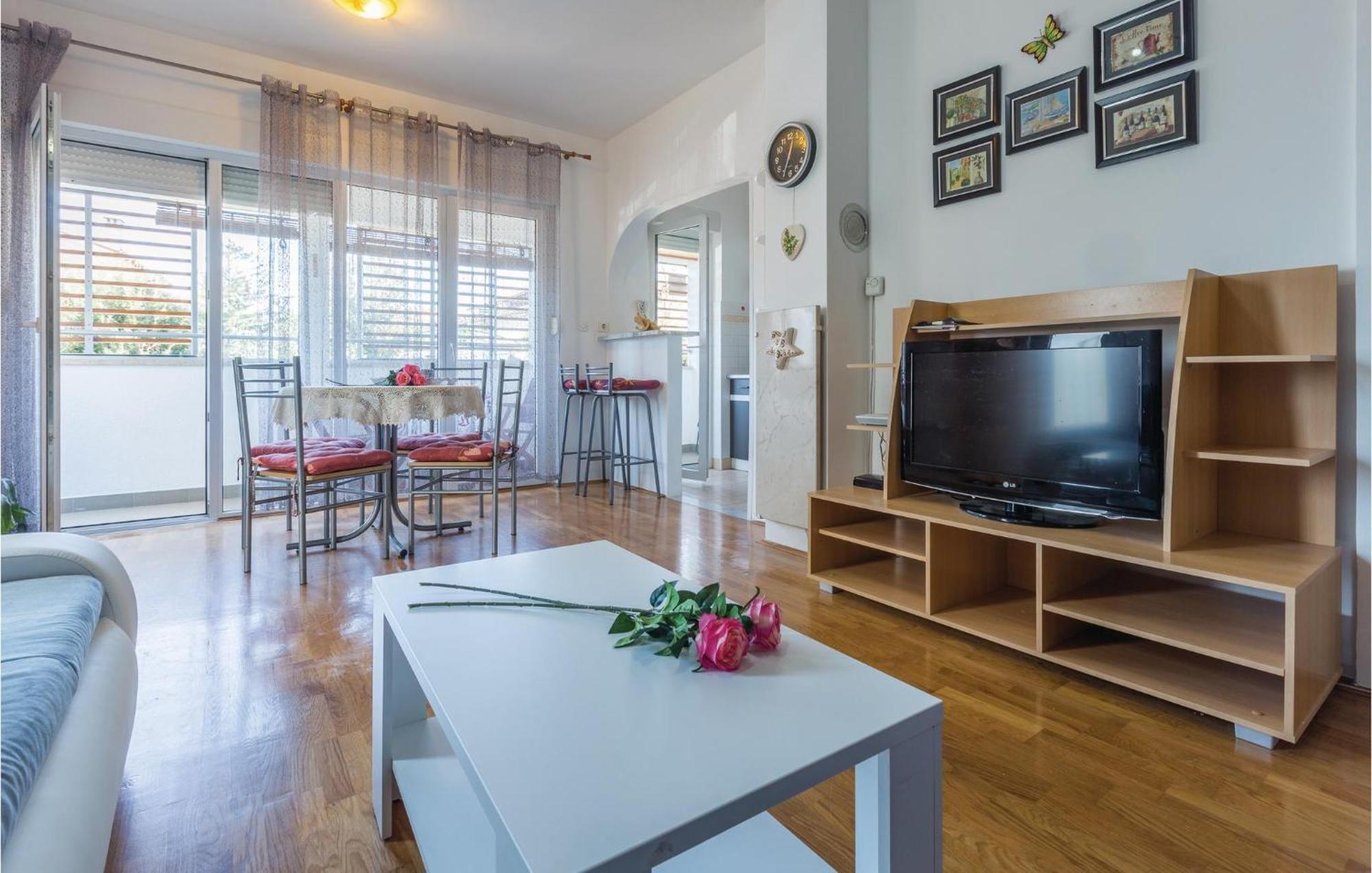 Lovely Apartment In Umag With Kitchen エクステリア 写真