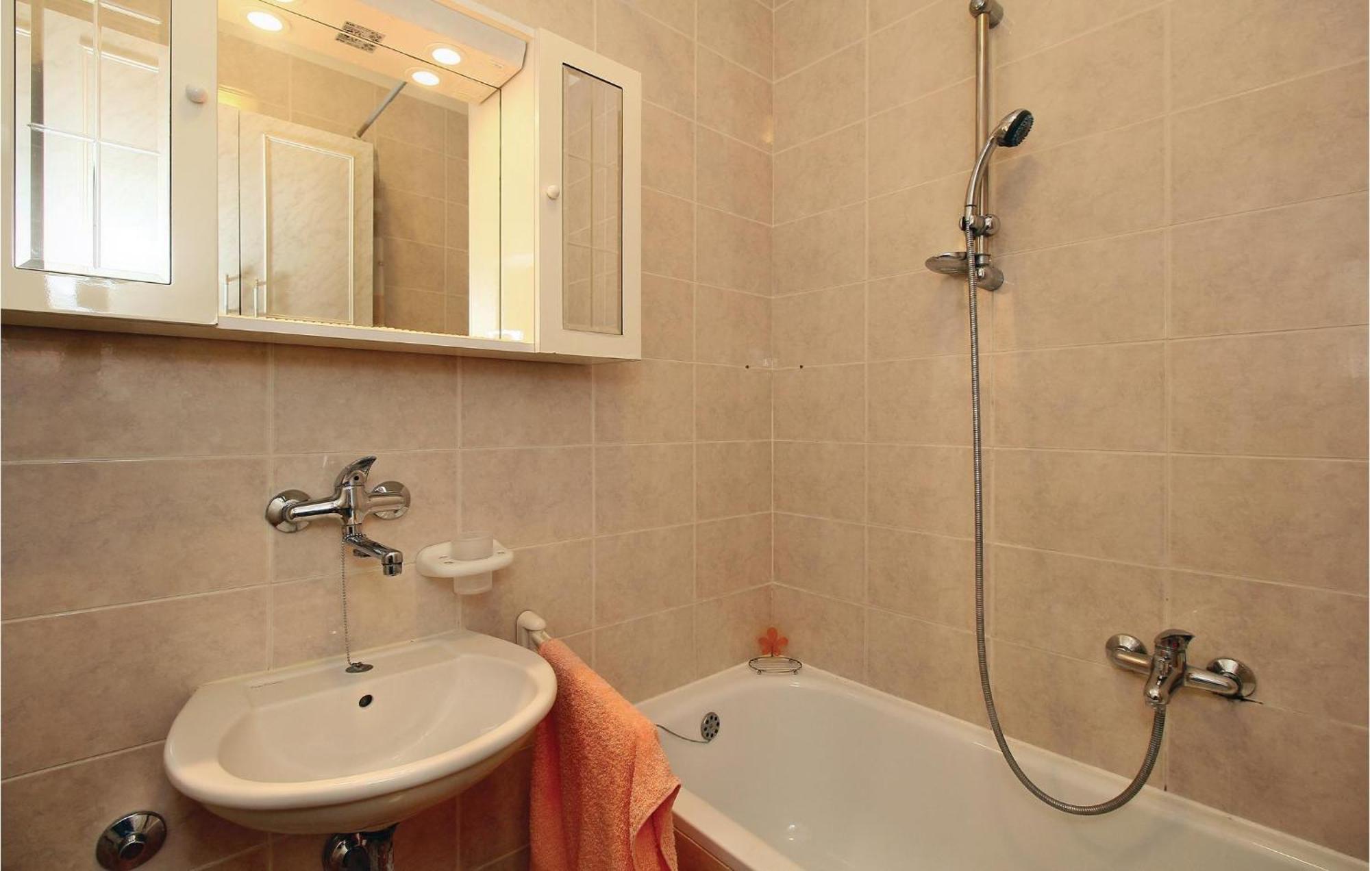 Lovely Apartment In Umag With Kitchen エクステリア 写真
