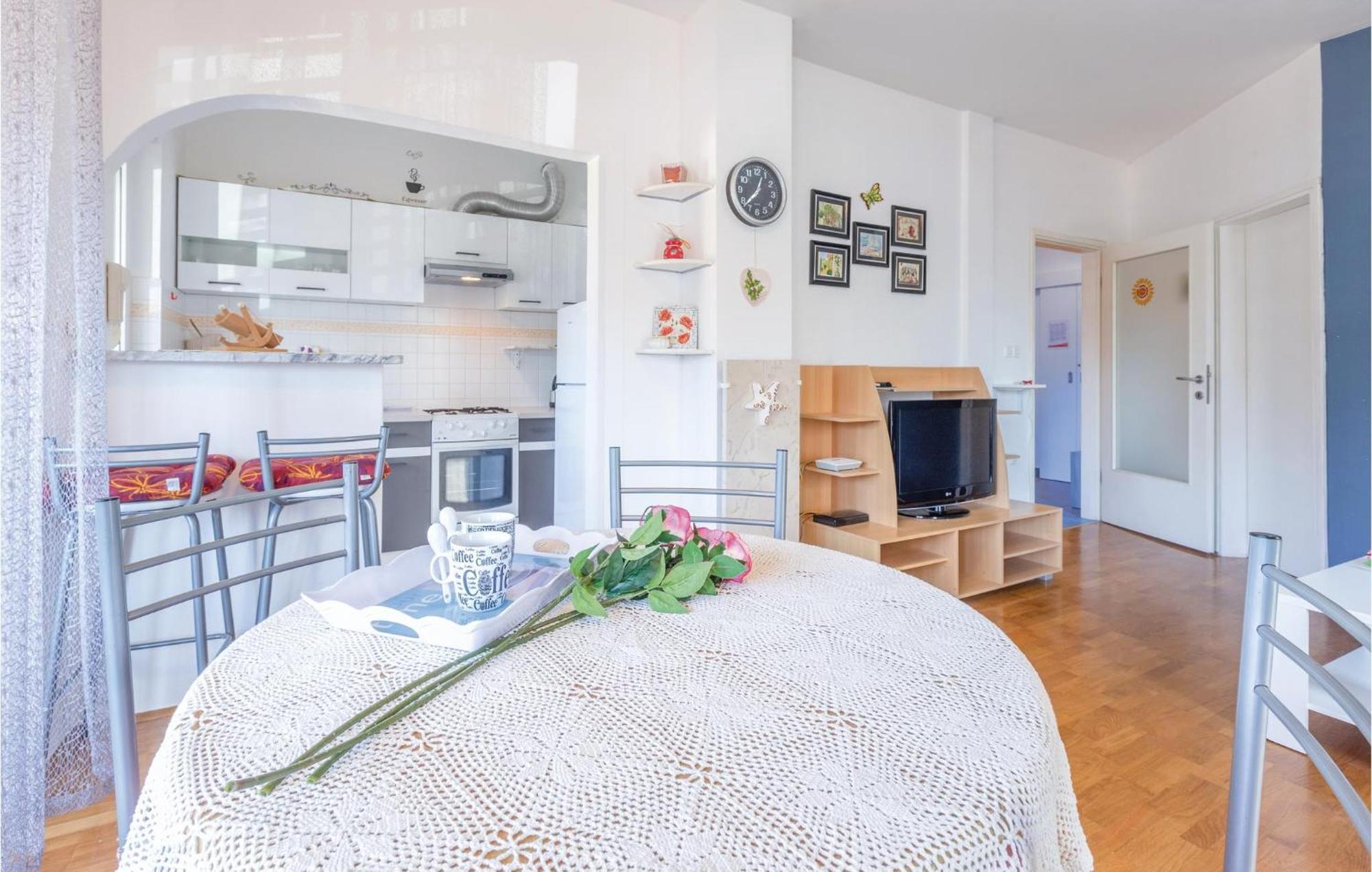 Lovely Apartment In Umag With Kitchen エクステリア 写真