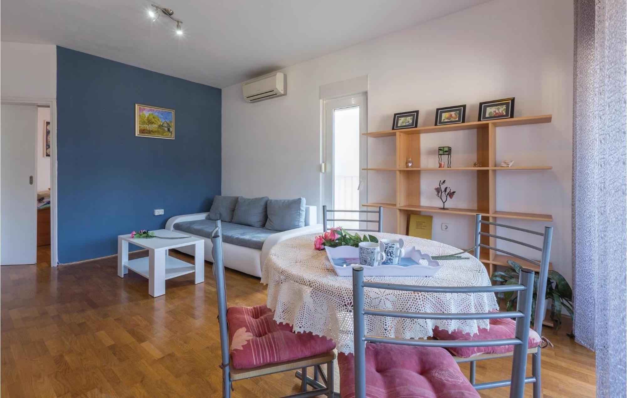 Lovely Apartment In Umag With Kitchen エクステリア 写真