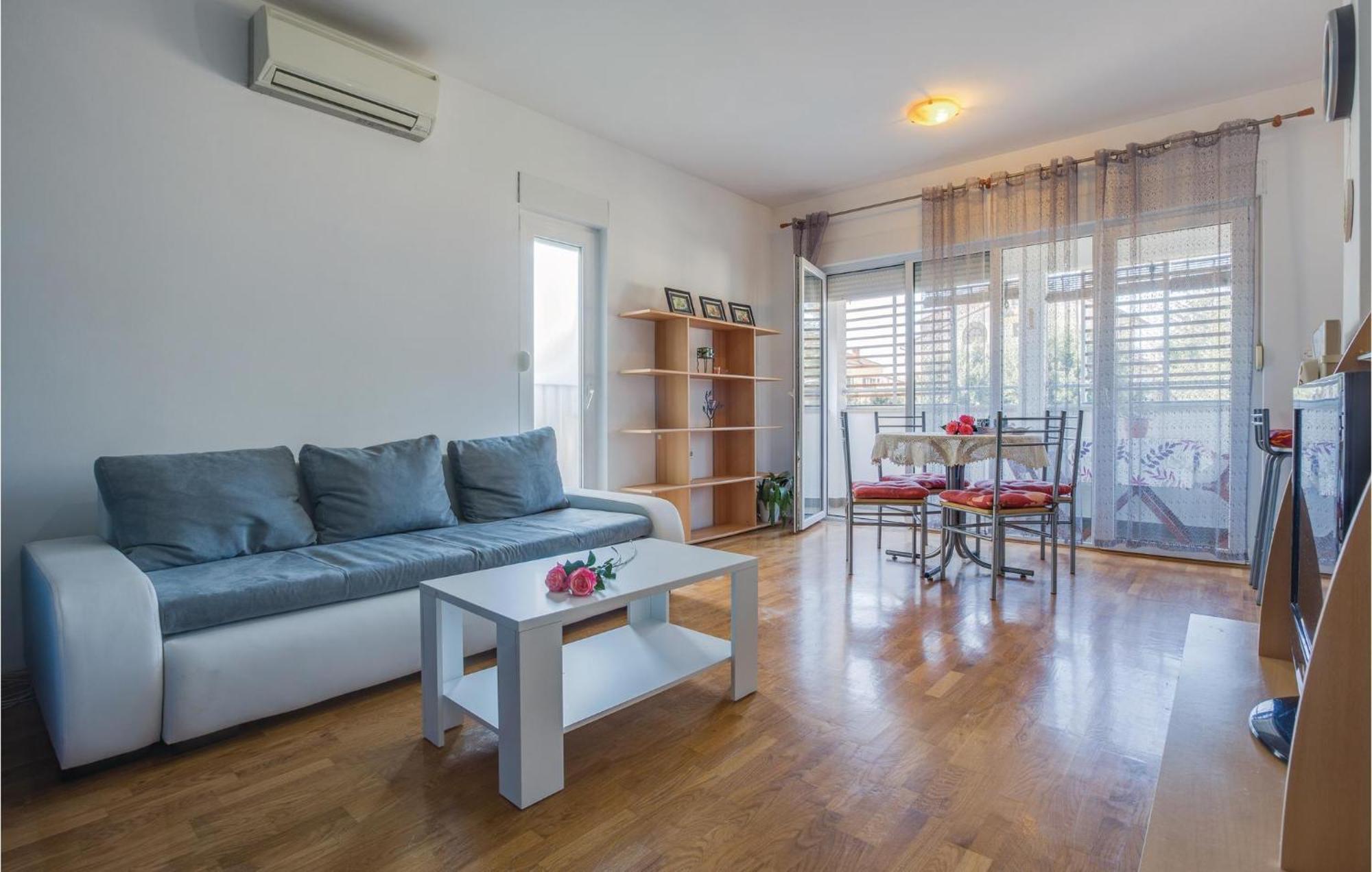 Lovely Apartment In Umag With Kitchen エクステリア 写真