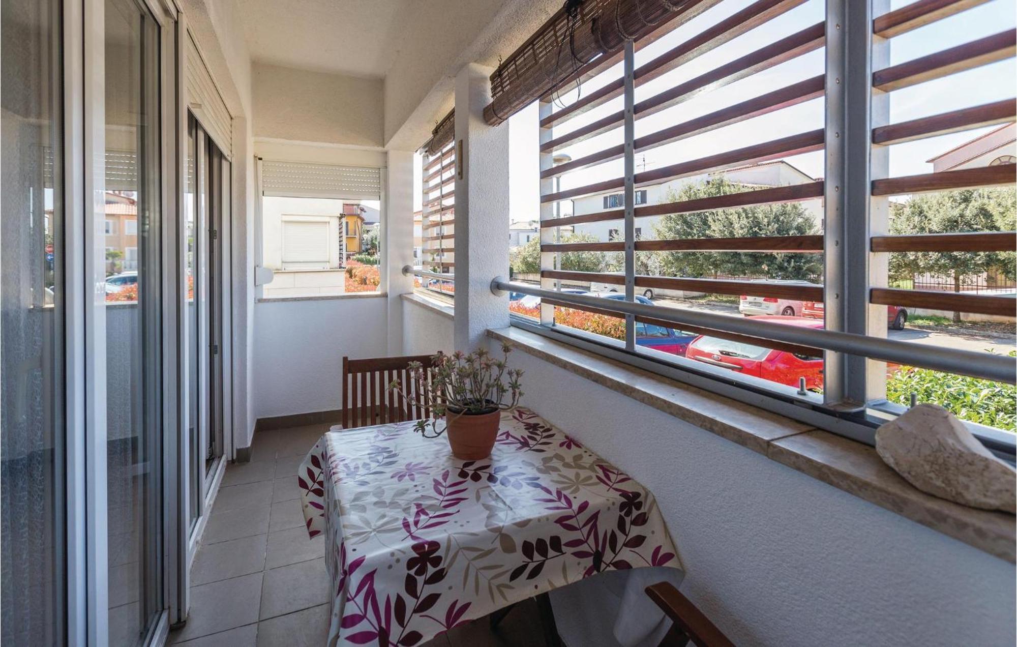 Lovely Apartment In Umag With Kitchen エクステリア 写真