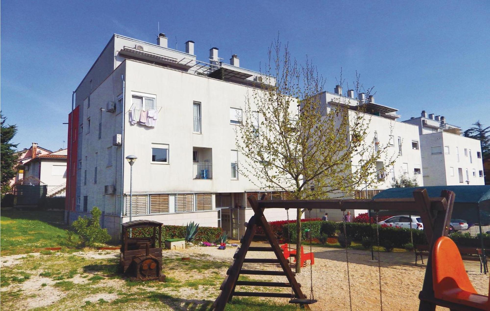 Lovely Apartment In Umag With Kitchen エクステリア 写真